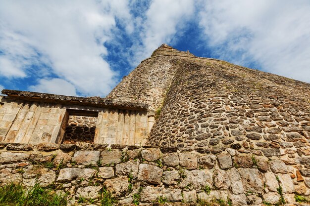 Piramida Majów w Uxmal na Jukatanie w Meksyku