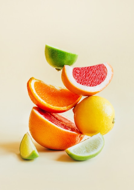 Piramida owoców cytrusowych grejpfrut, pomarańcza, cytryna, limonka na żółto