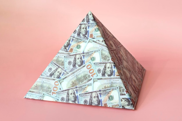 Piramida Samodzielnie Na Różowym Tle Koncepcja Wymiany Na Rynkach Finansowych Polega Na Upadku Systemu Finansowego Kapitalizmu
