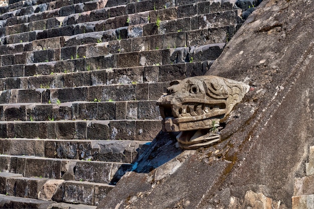 piramida w Teotihuacan, przedstawiająca głowy Tlaloka i pierzastego węża.