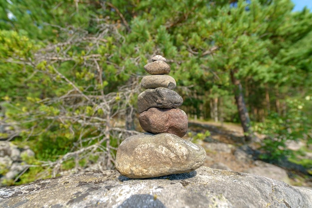 Piramida z kamieni Niestabilna równowaga obiektów z kamienia Idylliczny stan natury