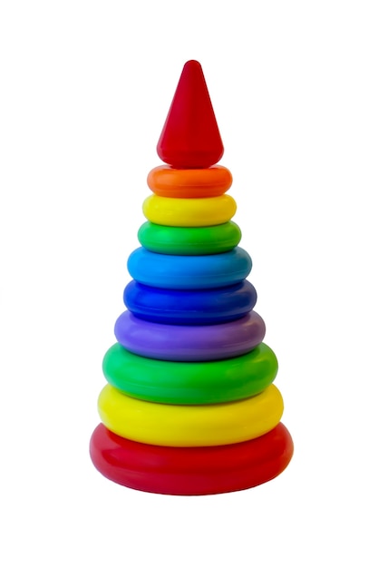 Piramida zabawek z tworzywa sztucznego dla dzieci w siatce pakowania na białym tle. Zabawa dla dzieci do nauki kolorów i kształtów.