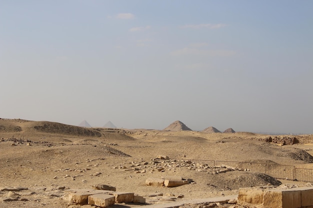 Piramidy W Gizie Na Tle Kairu. Egipt.