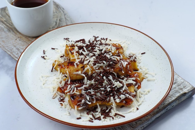 Pisang bakar Coklat Keju-Grillowany Bananowy Ser Czekoladowy Podawać z posypką czekoladową i serem