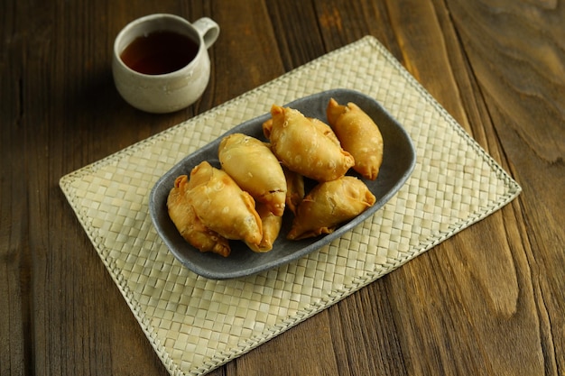 Pisang molen Indonezyjska tradycyjna żywność z folii bananowej z arkuszem ciasta