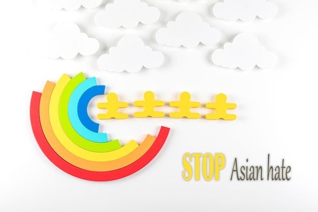 Pisanie Stop azjatyckiej nienawiści z tęczą na białym tle Przestępstwa z nienawiści wobec Azjatów Wirus nie ma narodowości Koncepcja zakończenia rasizmu