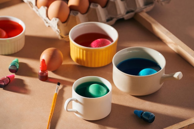 Pisanki malowane są naturalnym barwnikiem jajecznym z owoców i warzyw
