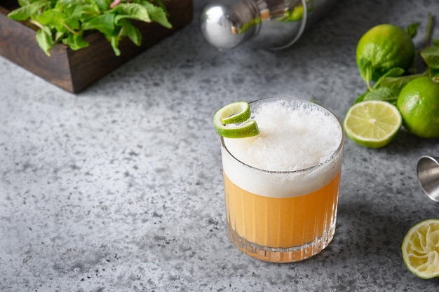 Pisco sour cocktail whiskey z sokiem z limonki, syropem cukrowym i białkiem jajka Zbliżenie