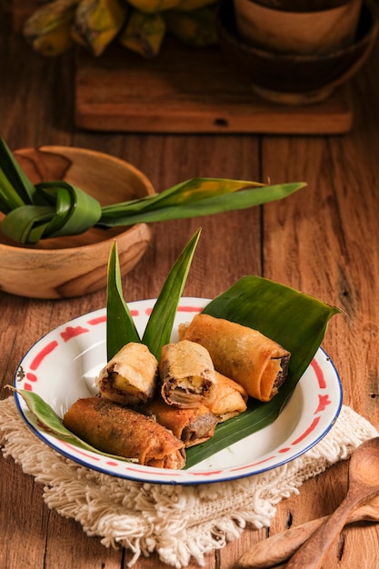 Piscok lub czekolada bananowa, tradycyjne przekąski z Indonezji. ze smażonego banana owiniętego w skórkę sajgonki wypełnione plastrami czekolady i sera.