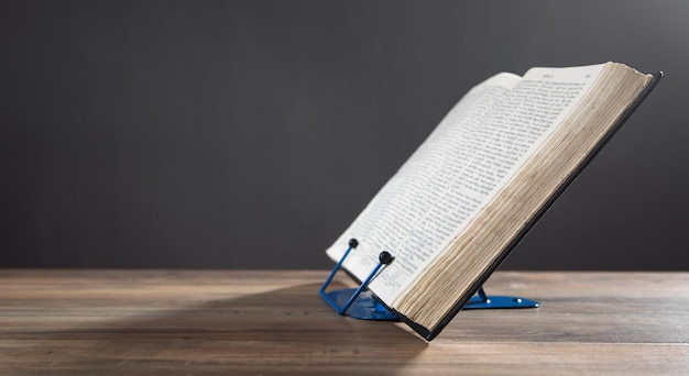 Pismo Święte na drewnianym stole