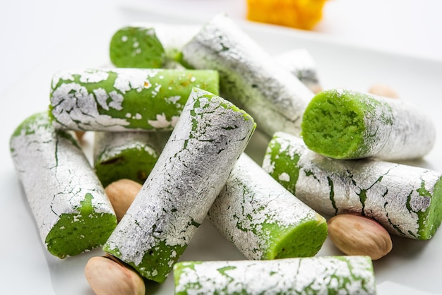 Pista Roll Or Pistachio Rolls Mithai lub Sigar Indyjskie słodycze lub desery na festiwale