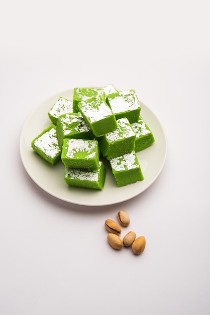 Pistachio MavaÃ lub khoa sweet inaczej zwany pista Barfi, burfi, barfee lub peda, indyjski słodki zielony kolor
