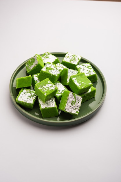 Pistachio MavaÃ lub khoa sweet inaczej zwany pista Barfi, burfi, barfee lub peda, indyjski słodki zielony kolor