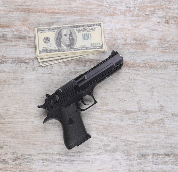 pistolet i dolary na stole