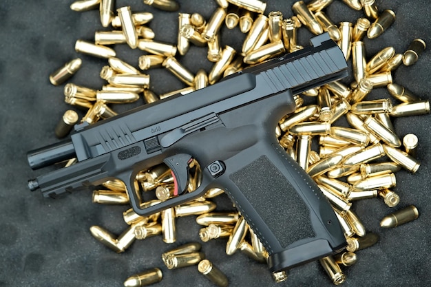 Pistolet leży na stole 9 mm pistolet znajduje się na nabojach broń wojskowa