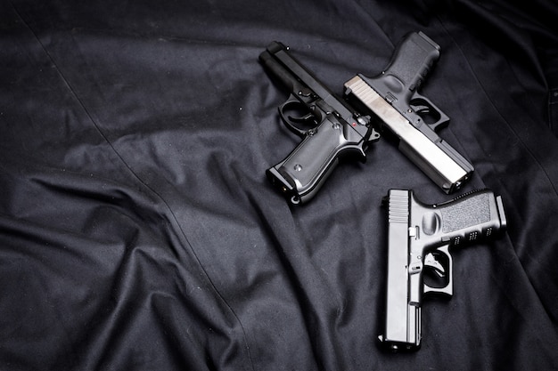 Pistolet na czarnym tle