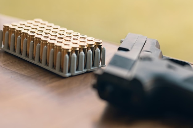 Zdjęcie pistolet z kulami. pudełko na broń krótką z nową amunicją.