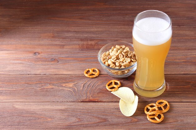Piwo i przekąski na stole piwne przekąski