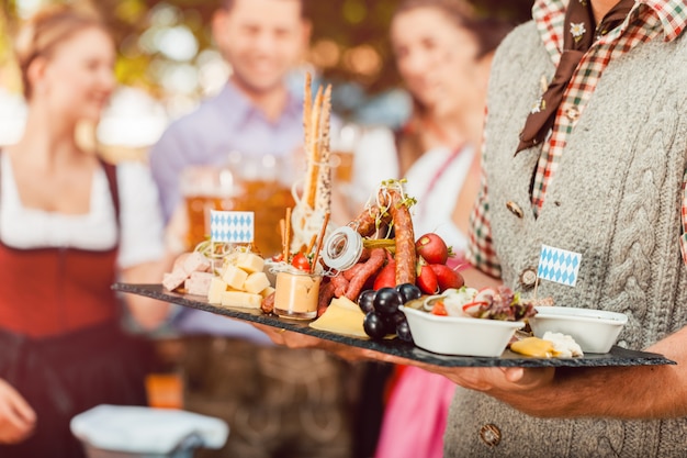 piwo i przekąski serwowane na Oktoberfest