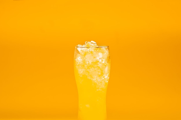 Piwo koktajl żółty w szklance piwa na żółtym tle