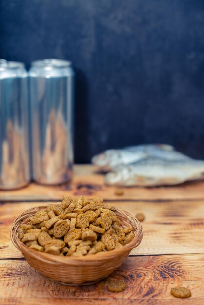 Zdjęcie piwo przekąski suszone ryby krakersy słone orzechy