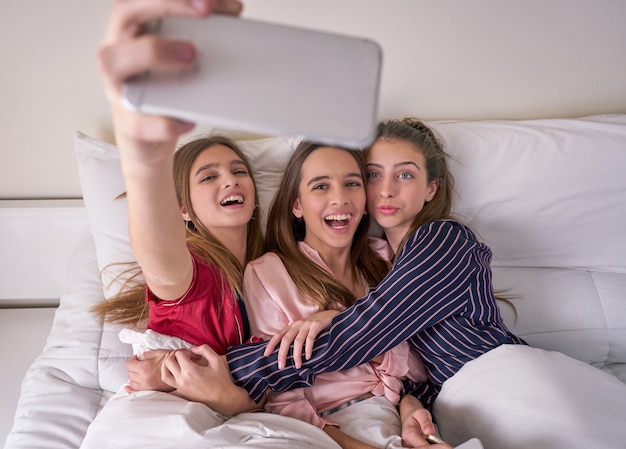 Piżamy party best friend girls selfie w łóżku