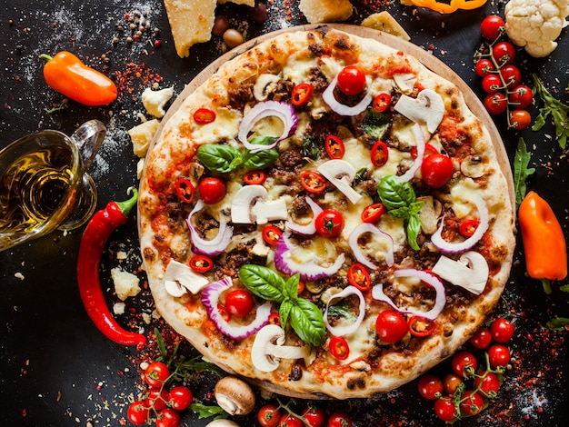 Pizza bolońska z mięsem mielonym i pomidorkami koktajlowymi. Odżywcze włoskie danie restauracyjne