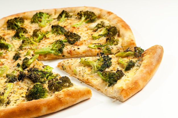 Pizza brokułowa doprawiona czosnkiem i kurczakiem w sosie pomidorowym. Brazylijska pizza
