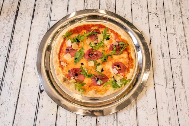Pizza carpaccio z cielęciną z rukoli Plastry parmezanu z octem balsamicznym