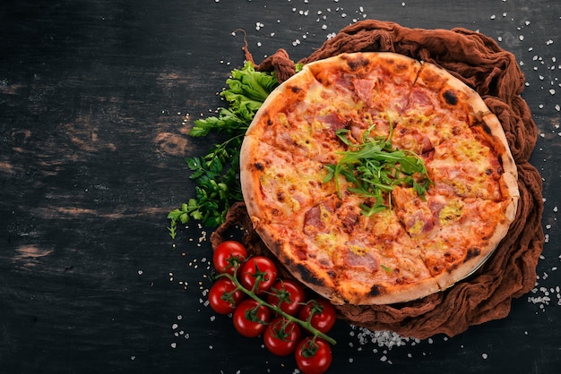 Pizza Cezara Filet Z Kurczaka Bekon Mozzarella Widok Z Góry Na Drewnianym Tle Kopiuj Przestrzeń