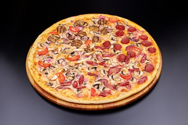 Pizza „Cztery pory roku” na ciemnym tle