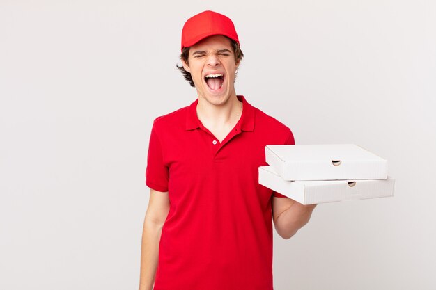 Pizza dostarcza mężczyznę krzyczącego agresywnie, wyglądającego na bardzo rozzłoszczonego