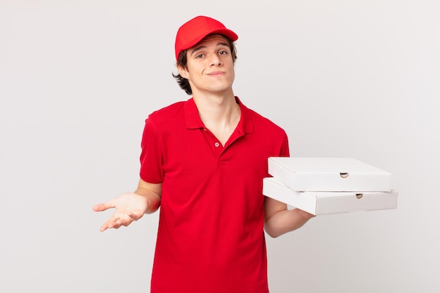 Pizza dostarcza mężczyzny wzruszając ramionami, czując się zdezorientowany i niepewny