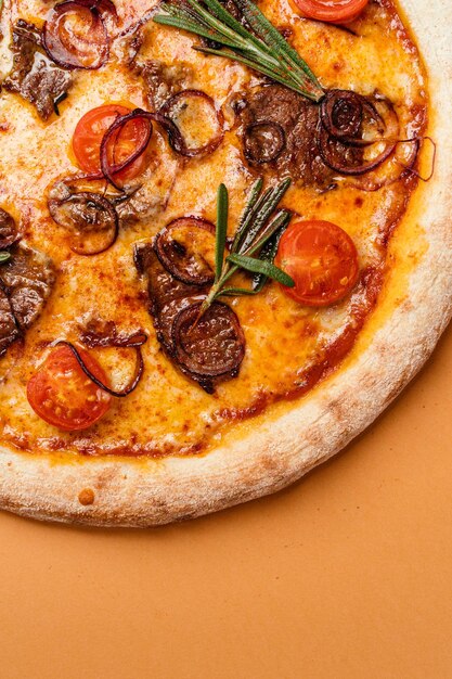 Pizza Grill z polędwicą cielęcą niebieską cebulą z pomidorkami koktajlowymi ser mozzarella z serem gouda Beżowe tło Miejsce do kopiowania