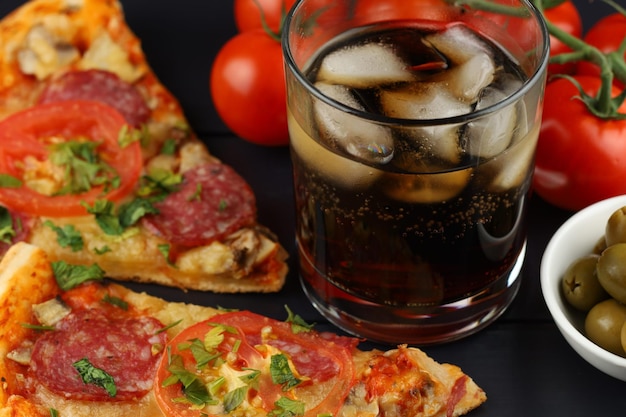 Pizza I Cola Z Lodem Smaczny I Obfity Posiłek Z Pizzy I Napój Bezalkoholowy