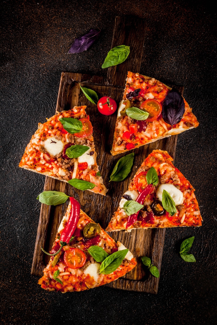 Pizza i czerwone wino na ciemnym tle