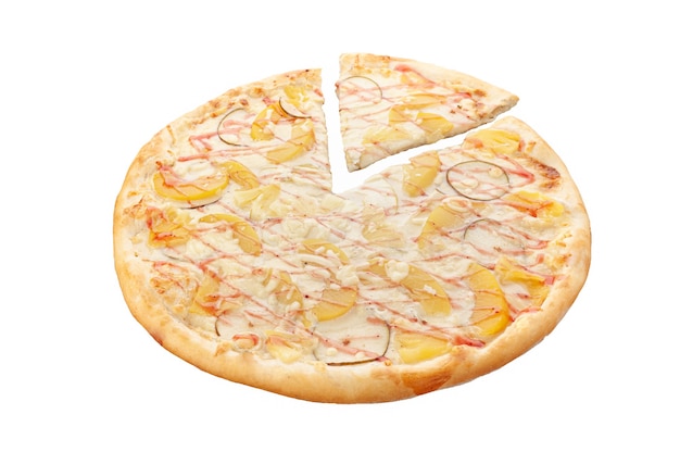 Pizza jest słodka. Z serem mozzarella, ananas w puszkach, brzoskwinie w puszkach, gruszka, jabłko, truskawka polewa białe tło. Odosobniony. Zbliżenie.