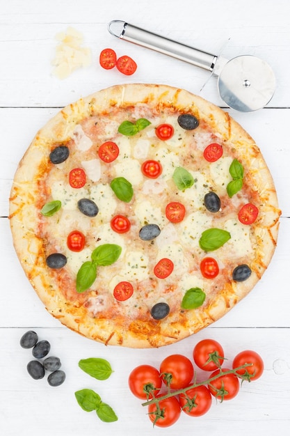 Pizza margarita margherita z góry składniki do pieczenia na desce w formacie portretowym