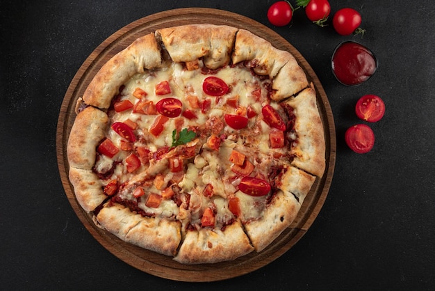 Pizza margarita na tle widok z góry pizza margarita z pomidorami, bazylią i serem mozzarella