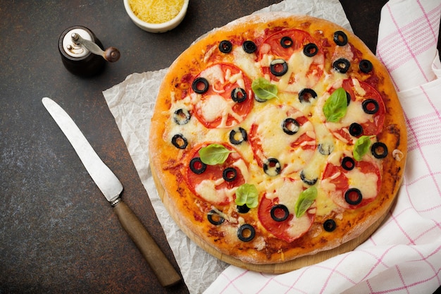 Pizza Margarita Z Pomidorami I Plastrami Oliwek