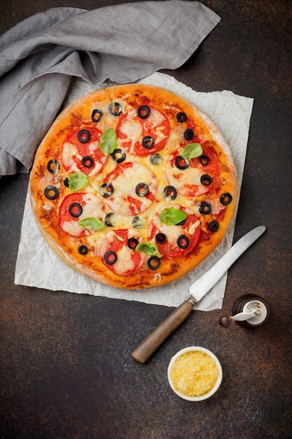 Pizza Margarita z pomidorami i plastrami oliwek