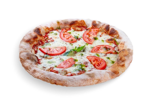 Pizza Margarita z pomidorową mozzarellą w sosie pesto bazylia Neapolitańska okrągła pizza na białym tle