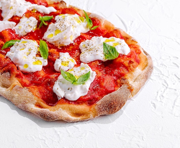 Pizza Margherita na białym kamieniu