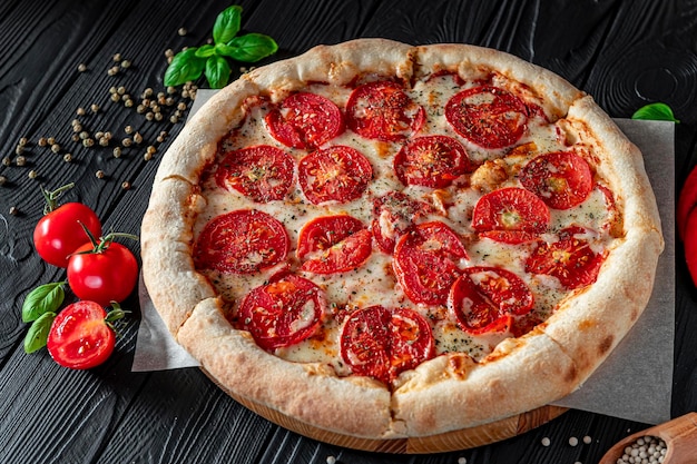 Pizza Margherita Na Czarnym Tle Widok Z Góry Pizza Margarita Z Pomidorami, Bazylią I Serem Mozzarella