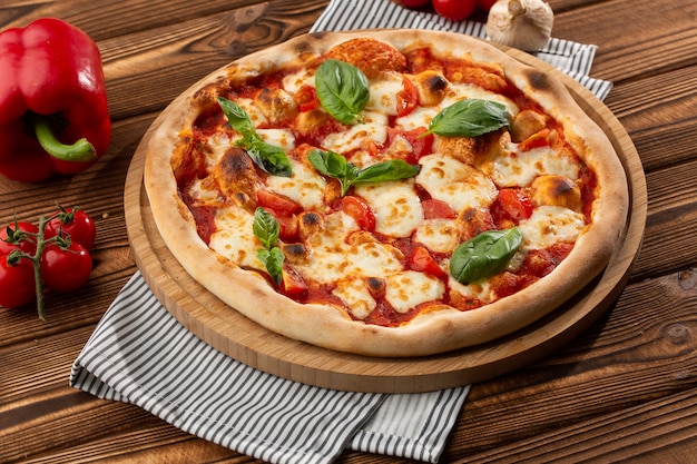 Pizza Margherita na drewnianym tle, odgórny widok. Ulotka i plakat dla restauracji lub pizzerii