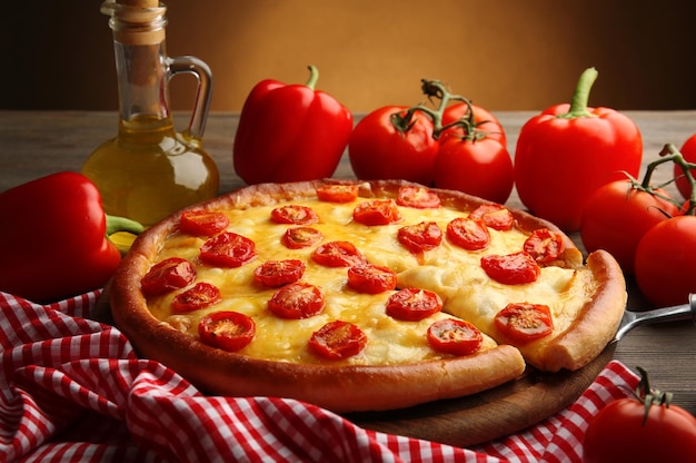 Pizza Margherita usunięta plasterek i zbliżenie warzyw