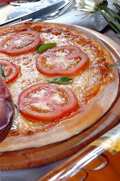 Zdjęcie pizza margherita z pomidorami, mozzarellą