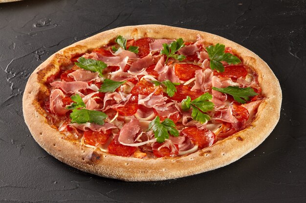 Pizza mięsna z boczkiem salami i prosciutto