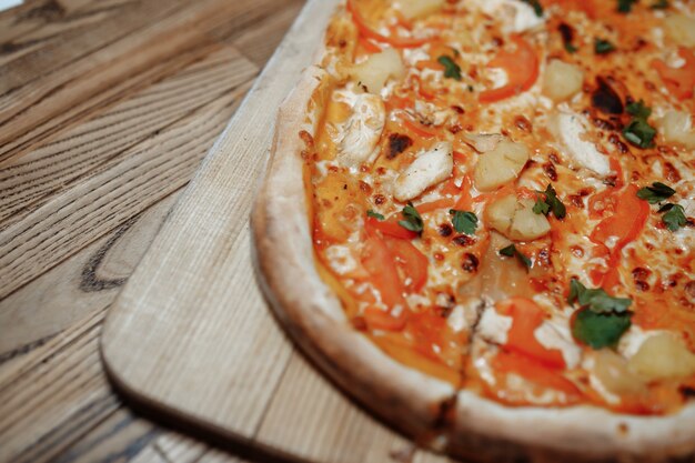 Pizza na drewnianym stole widok z góry. Fast food. Publikuj bloga w mediach społecznościowych. z miejsca na kopię. Pizza gotowa do spożycia.