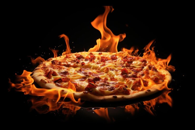 Zdjęcie pizza na plasterkach, ogień, płomień, jedzenie, czarne tło, pepperoni.